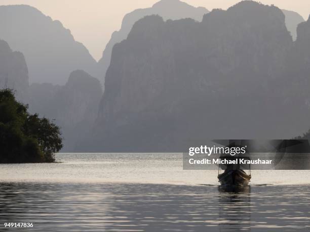 boat on ratchaprapha, cheow lan lake, khao sok national park, surat thani province, thailand - surat thani province stock-fotos und bilder