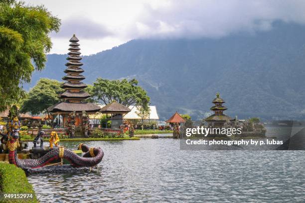 pura ulun danu bratan temple - bali, indonesia - lake bratan area fotografías e imágenes de stock