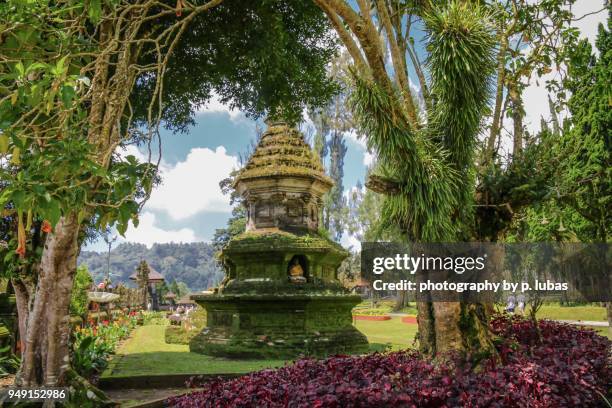 pura ulun danu bratan temple - bali, indonesia - lake bratan area fotografías e imágenes de stock