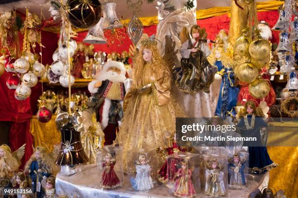 various angel figurines at market stall, christmas decorations, nuremberg christmas market, nuremberg, middle franconia, franconia, bavaria, germany - tandoor oven stock pictures, royalty-free photos & images