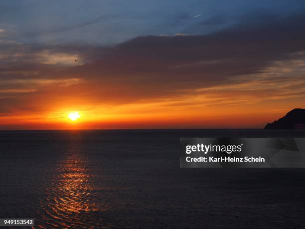 sunset over the sea off the coast of vernazza, cinque terre, liguria, italy - terre sol stock-fotos und bilder