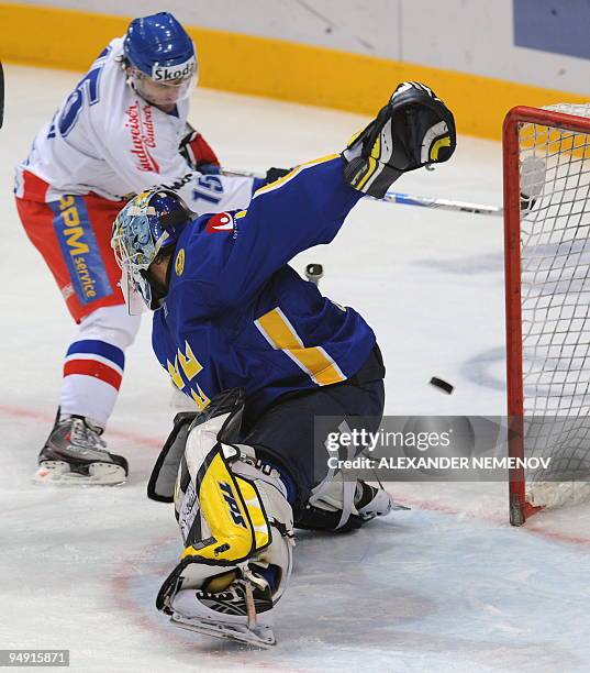 Czech Jan Marek vies with Swedish goalie Stefan Liv during the third event of the Euro Hockey Tour match in Moscow on December 19, 2009. AFP PHOTO/...