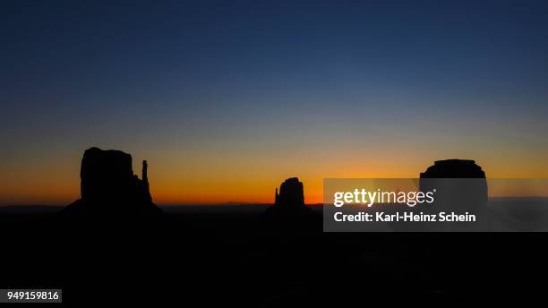 sunrise, mesas west mitten butte, east mitten butte, merrick butte, scenic drive, monument valley, monument valley navajo tribal park, navajo nation, arizona, utah, usa - west mitten bildbanksfoton och bilder