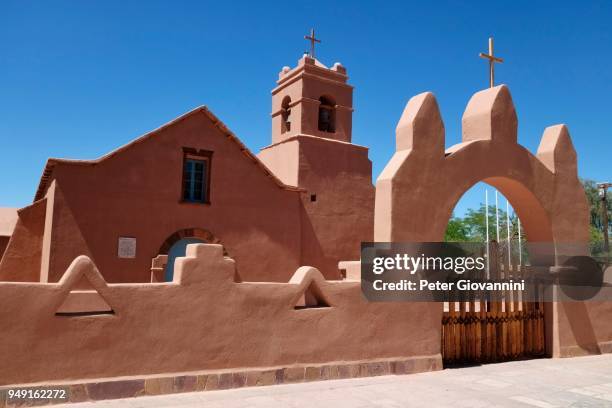 church in adobe style, san pedro de atacama, el loa, antofagasta, chile - industrie de la mode stock-fotos und bilder