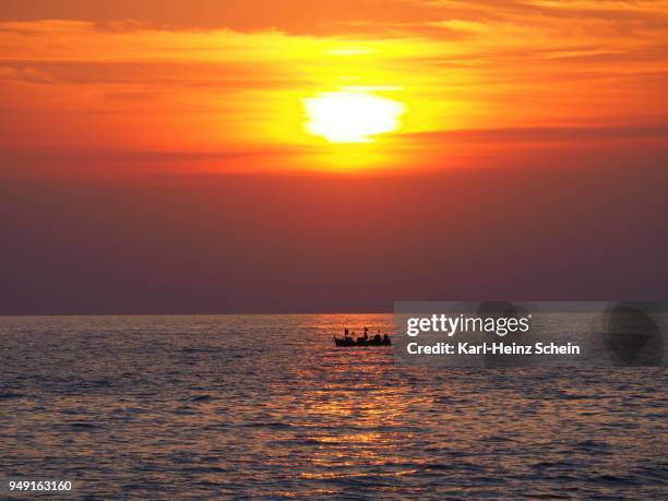 fishing boat on the sea at sunset, cinque terre, liguria, italy - terre sol stock-fotos und bilder