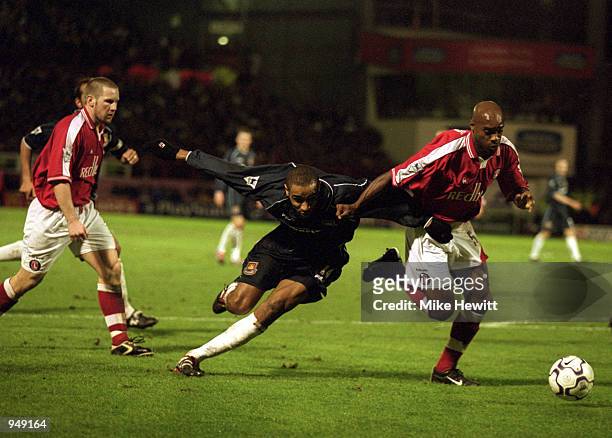 Richard Rufus of Charlton Athletic reaches the ball ahead of Frederic Kanoute of West Ham during the FA Carling Premiership match played at The...