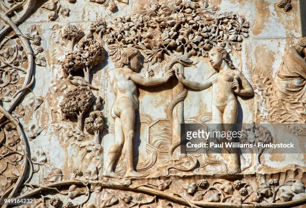 adam and eve with the snake, relief at the facade of orvieto cathedral, cattedrale di santa maria assunta, orvieto, umbria, italy - eva figura bíblica imagens e fotografias de stock