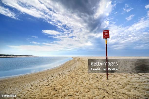 warning sign for danger of death, sand bank, beach, langeoog, east frisian islands, germany - langeoog photos et images de collection