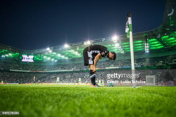 Lars Stindl of Moenchengladbach kicks a corner during the Bundesliga match between Borussia Moenchengladbach and VfL Wolfsburg at Borussia-Park on...