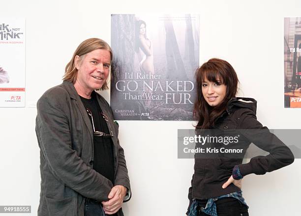 Christian Serratos Unveils Her PETA "Fur? I'd Rather Go Naked" Poster, Nachrichtenfoto