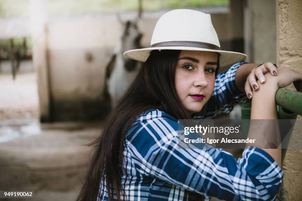 junge cowgirl auf den stall - manga larga stock-fotos und bilder