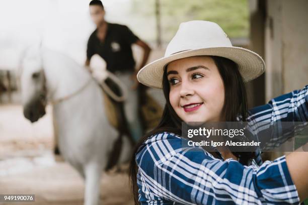 junge cowgirl auf den stall - manga larga stock-fotos und bilder