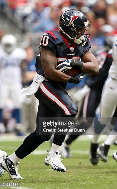 Running back Steve Slaton of the Houston Texans carries the ball against the Indianapolis Colts on November 29, 2009 at Reliant Stadium in Houston,...