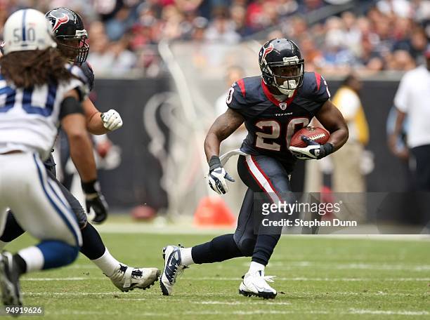 Running back Steve Slaton of the Houston Texans carries the ball against the Indianapolis Colts on November 29, 2009 at Reliant Stadium in Houston,...
