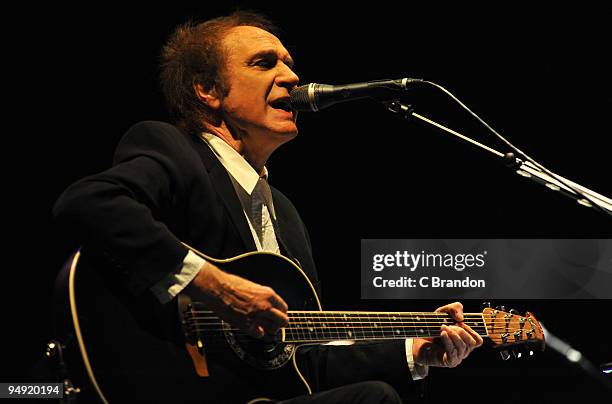 Ray Davies performs at the Hammersmith Apollo on December 19, 2009 in London, England.