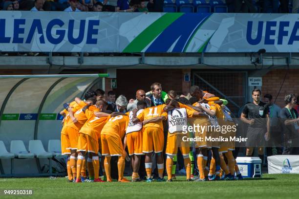 Porto players makes a circle before penalties the semi-final football match between Chelsea FC and FC Porto of UEFA Youth League at Colovray Sports...