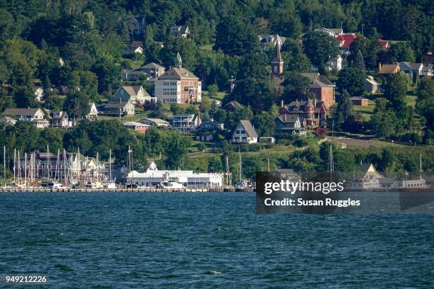 view of village of bayfield, madeline island ferry - village_(wisconsin) - fotografias e filmes do acervo