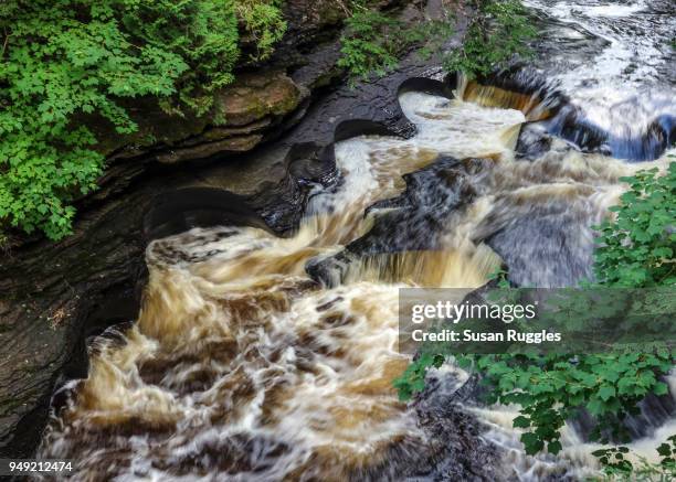 cascades and potholes, presque isle river, porcupine mountains wilderness state park - parque estatal porcupine mountains - fotografias e filmes do acervo