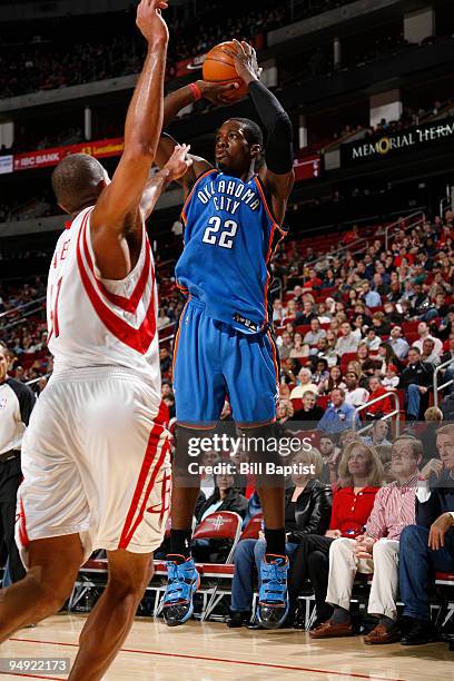 Jeff Green of the Oklahoma City Thunder shoots the ball over Shane Battier of the Houston Rockets on December 19, 2009 at the Toyota Center in...