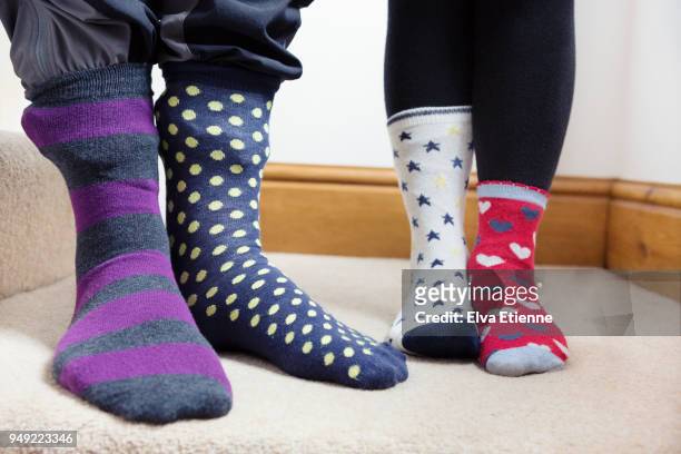 two children wearing odd socks - mismatch 個照片及圖片檔