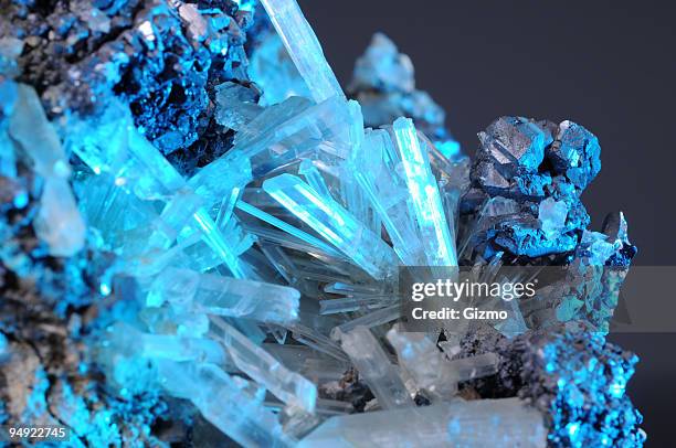 crystal and metal - quartz stockfoto's en -beelden