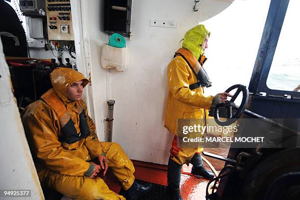 Photo prise le 03 décembre 2008 d'un marin-pêcheur du chalutier le "Anthineas", à la manoeuvre durant une journée de pêche à la coquille...