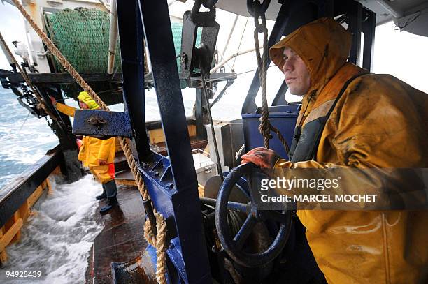 Photo prise le 03 décembre 2008 d'un marin-pêcheur du chalutier le "Anthineas", à la manoeuvre durant une journée de pêche à la coquille...
