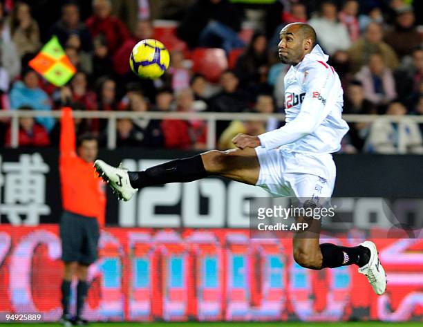 Sevilla's Malian forward Frederic Kanoute vies against Getafe during their Spanish league football match at Sanchez Pizjuan stadium in Seville, on...