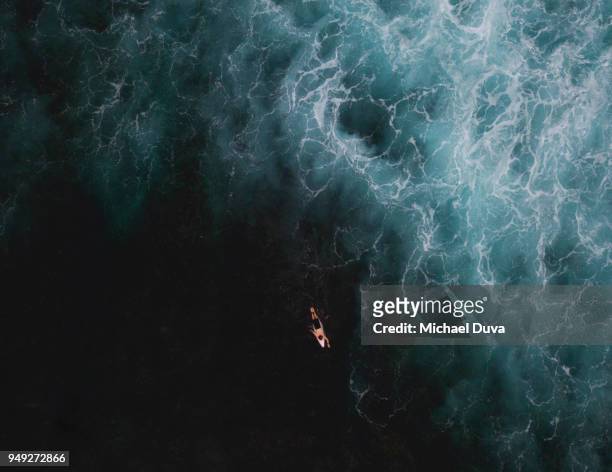 aerial view of surfer surfing waves - océan pacifique photos et images de collection