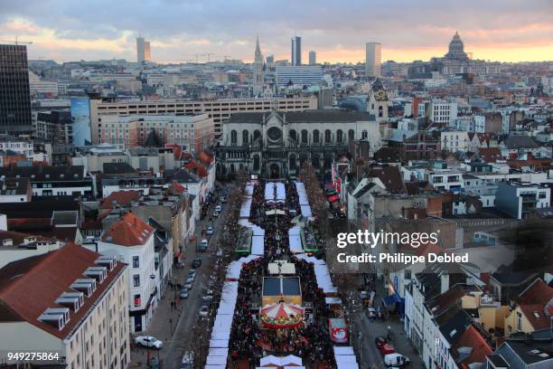 belgium, brussels, city skyline and christmas market on the fish-market-place in the old town - national day of belgium 2017 stock-fotos und bilder
