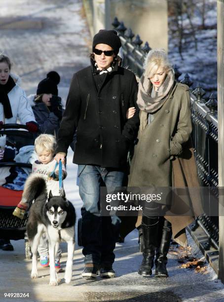 Gavin Rossdale and Gwen Stefani brave the cold and snow in Regents Park on December 20, 2009 in London, England.