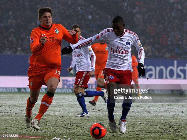 Sebastian Proedl of Bremen and Eljero Elia of Hamburg battle for the ball during the Bundesliga match between Hamburger SV and Werder Bremen at HSH...