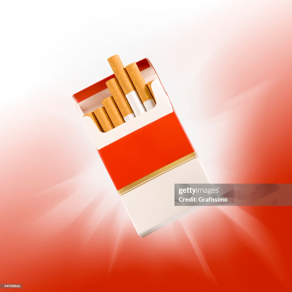 Zigarettenschachtel einnehmen auf Weiß