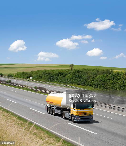 benzin lkw fahren auf der autobahn allein - tanklastwagen stock-fotos und bilder