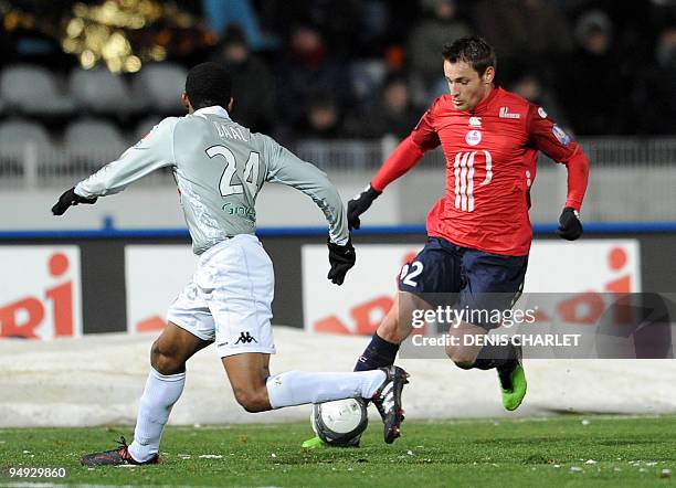Lille's French midfielder Mathieu Debuchy vies with Le Mans' defender Ludovic Baal during the French L1 football match Lille vs. Le Mans, on December...