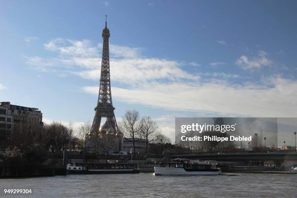 france, ile de france, paris, 16th district, eiffel tower cityscape with onion domes of russian orthodox cathedral - onion dome stock-fotos und bilder