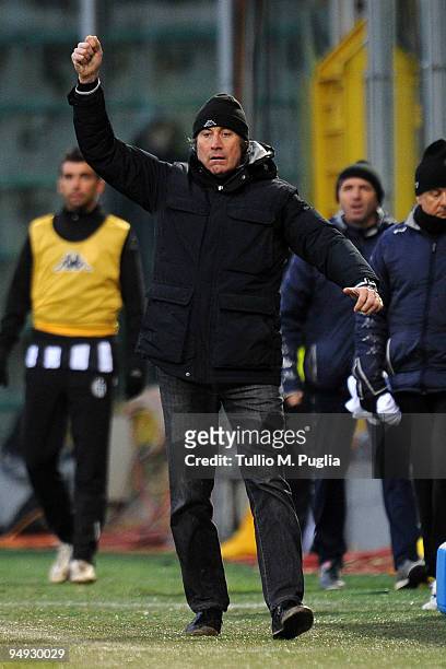 Alberto Malesani coach of Siena gestures during the Serie A match between US Citta di Palermo and AC Siena at Stadio Renzo Barbera on December 20,...