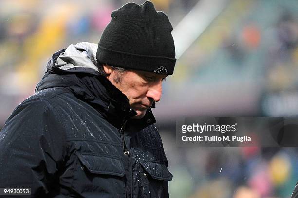 Alberto Malesani coach of Siena looks dejected during the Serie A match between US Citta di Palermo and AC Siena at Stadio Renzo Barbera on December...