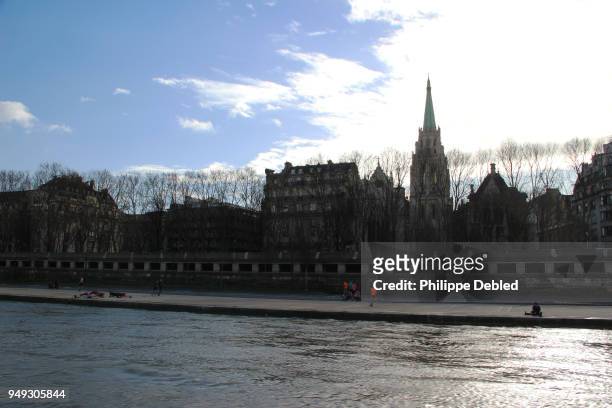 france, ile de france, paris, 7th district, exercising on the banks of the seine river - paris flood stock pictures, royalty-free photos & images