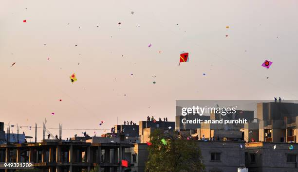 people enjoying kite flying on uttrayan (makar sankranti), ahmedabad, gujarat, india - gujarat stock photos et images de collection