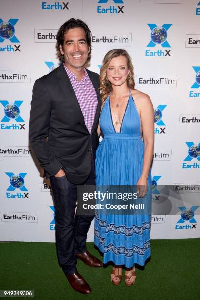 Carter Oosterhouse and Amy Smart pose for a photo during the EarthxGlobal Gala on April 20, 2018 in Dallas, Texas.