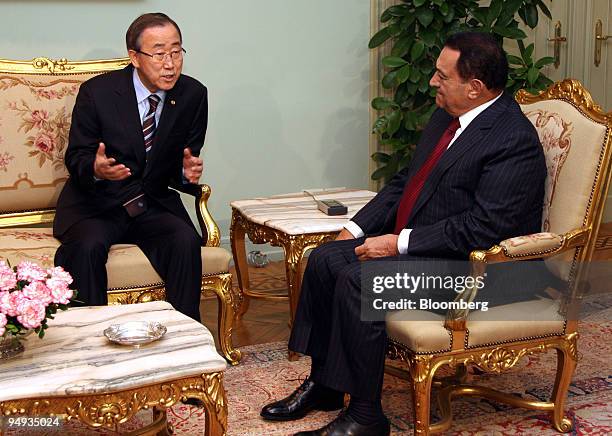 Ban Ki-moon, U.N. Secretary-general, left, in talks with Hosni Mubarak, Egypt's president, at the presidential palace in Cairo, Egypt, on Wednesday,...