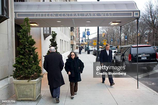 Pedestrians walk under the awning for 15 Central Park West, a luxury condominium building in New York, U.S., on Tuesday, Jan. 6, 2009. Manhattan...