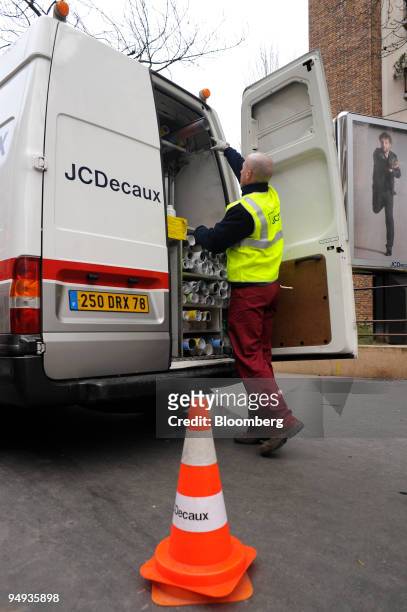 Frederic Cardon, a JCDecaux employee, unloads advertising posters to hang in Paris, France, on Wednesday, Jan. 22, 2009. The company releases its...