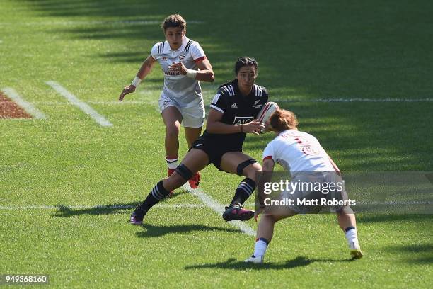 Sarah Goss of New Zealand runs with the ball on day one of the HSBC Women's Rugby Sevens Kitakyushu Pool match between New Zealand and USA at Mikuni...