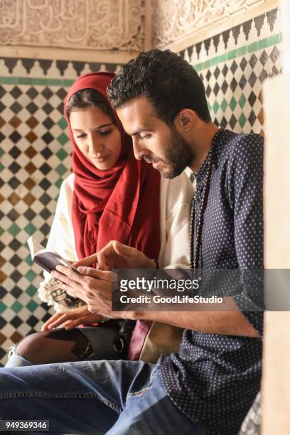 étudiants arabes lire un livre - maroc school photos et images de collection