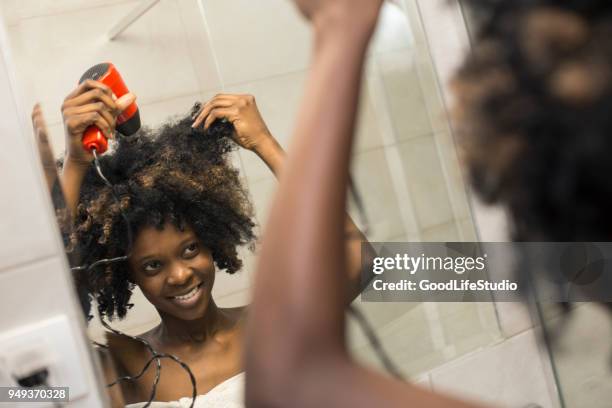 jeune femme africaine séchant ses cheveux - dry hair photos et images de collection