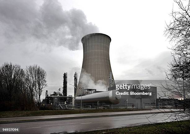 Steam rises from a cooling tower at Essent's Swentibold power station, in Geleen, The Netherlands, on Tuesday, Jan. 13, 2009. RWE AG agreed to buy...