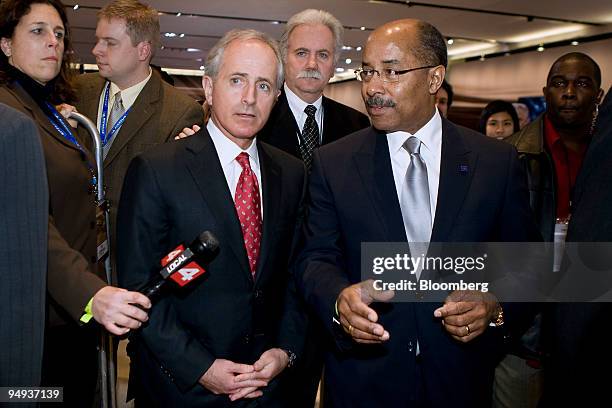 Robert "Bob" Corker, a Republican senator from Tennessee who is an opponent of the auto industry bailout approved by Congress, center left, speaks...