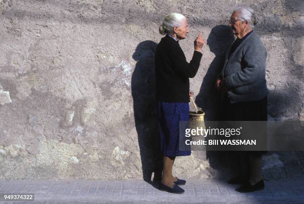 Femmes âgées discutant dans la rue à Montuïri, sur l'île de Majorque, Espagne.